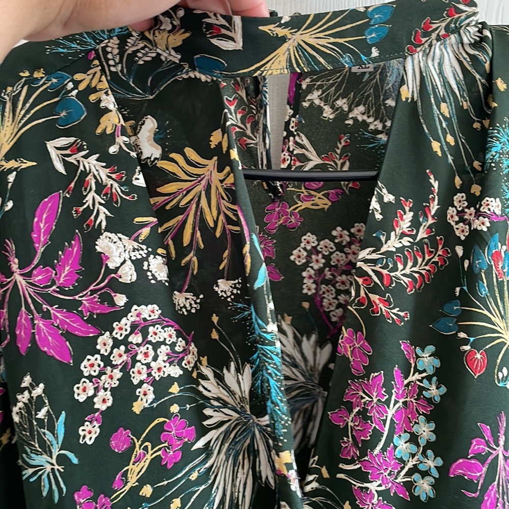 Beautiful blouse - Picture 2 of 4